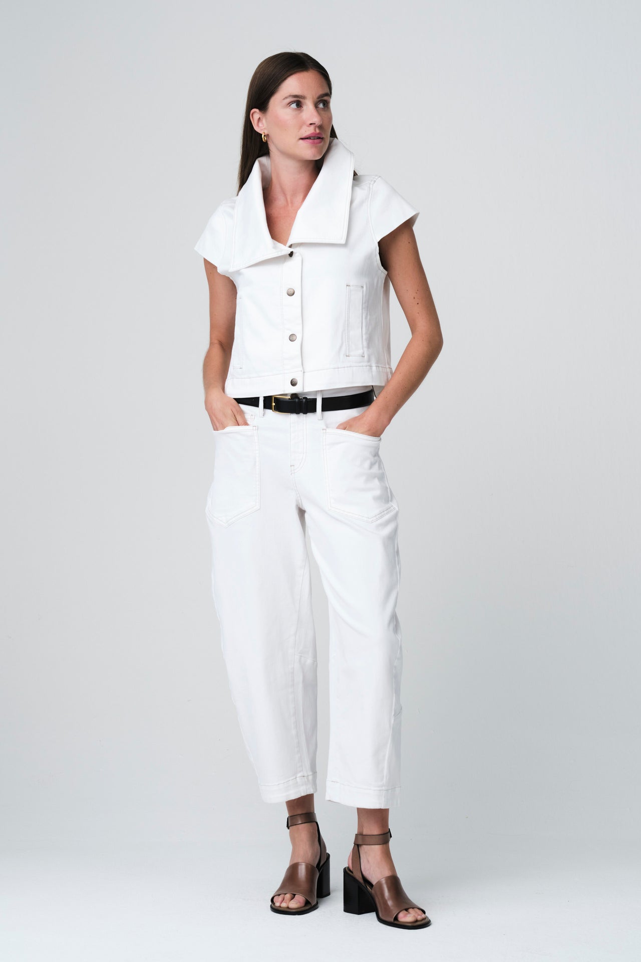 Martinez jeans white vest